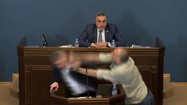 Gürcistan Meclisi karıştı: Muhalif vekil, iktidar üyesini yumrukladı