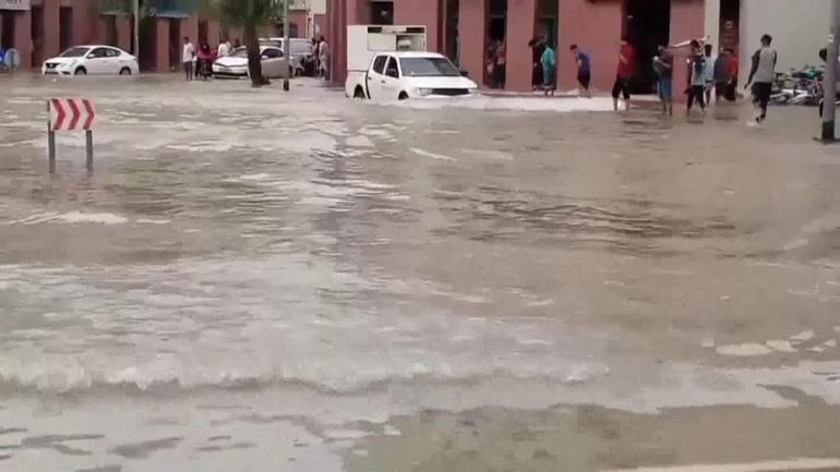 Dubaide bir yılda yağan yağmur 12 saatte yağdı