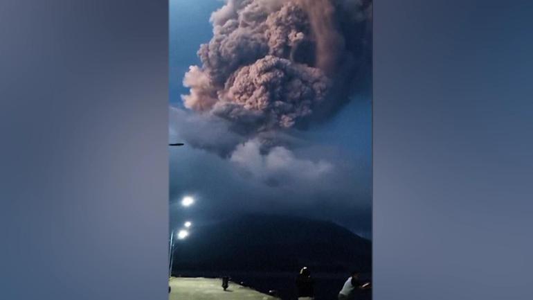 Endonezya’da yanardağ patladı