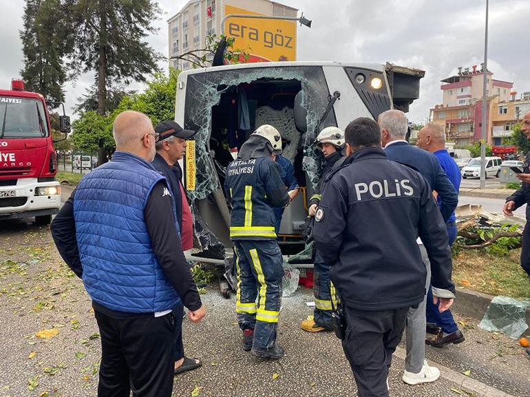 Antalyada servis midibüsü devrildi; 19 yaralı