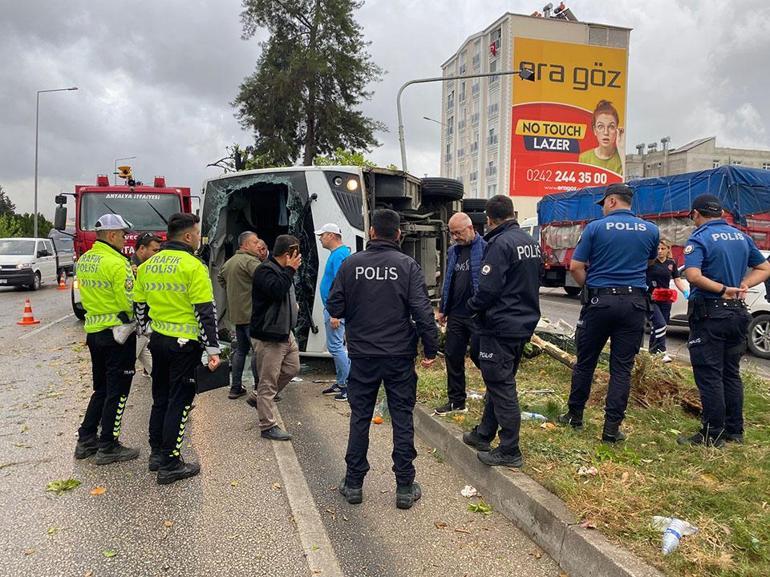 Antalyada servis midibüsü devrildi; 19 yaralı