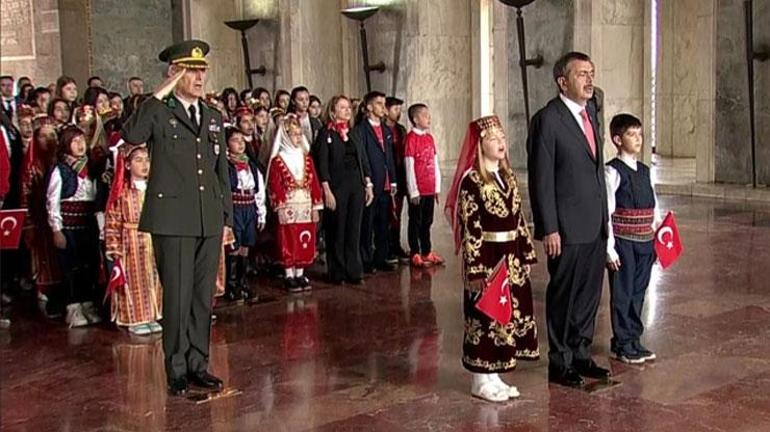 Türkiye 23 Nisanı kutluyor... Anıtkabirde 23 Nisan töreni