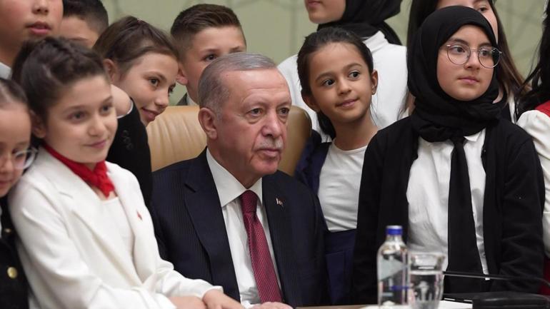Son dakika haberi: 23 Nisan Çocukları Külliyede Cumhurbaşkanı Erdoğana anlamlı hediye