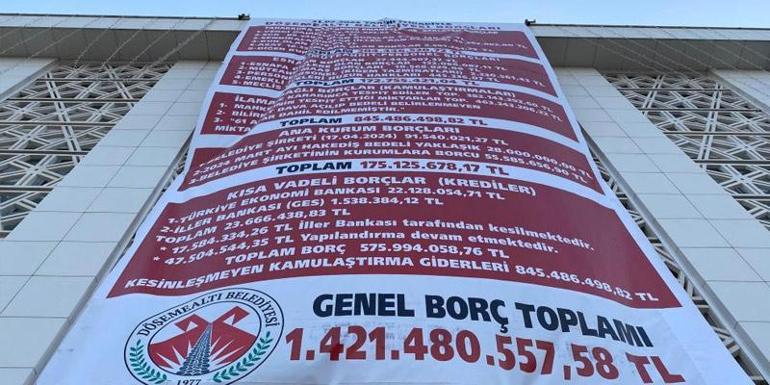 CHP’li belediye, önceki CHPli yönetimin borçlarını binaya astı