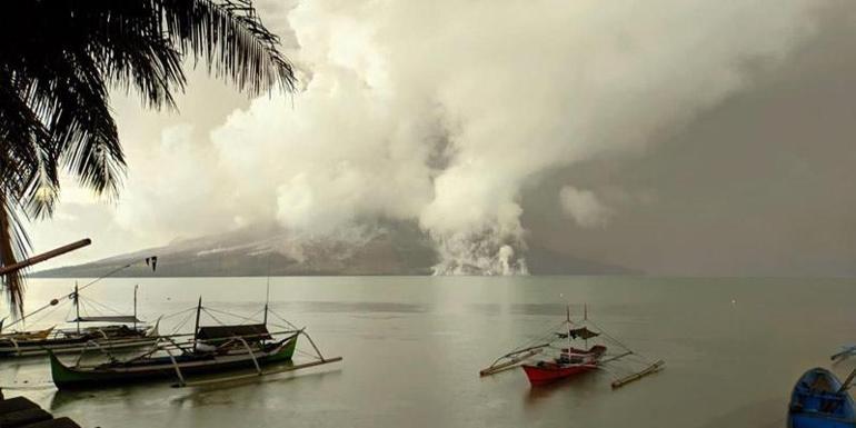 Tsunami alarmı Ruang Yanardağı patladı,12 bin kişi tahliye edildi