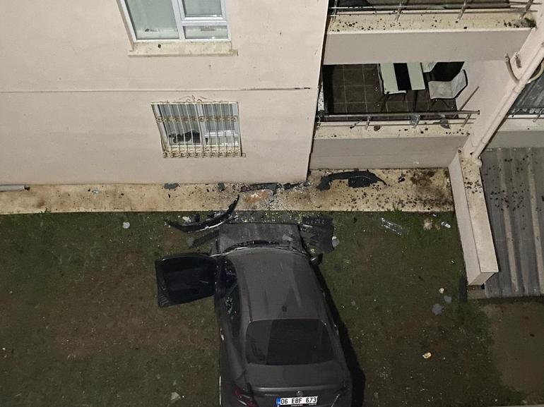 Kontrolden çıkan otomobil apartmanın 3. katına çarptı