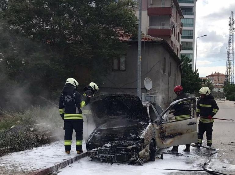 Kontağı çevirince hayatının şokunu yaşadı Otomobili alev topuna döndü