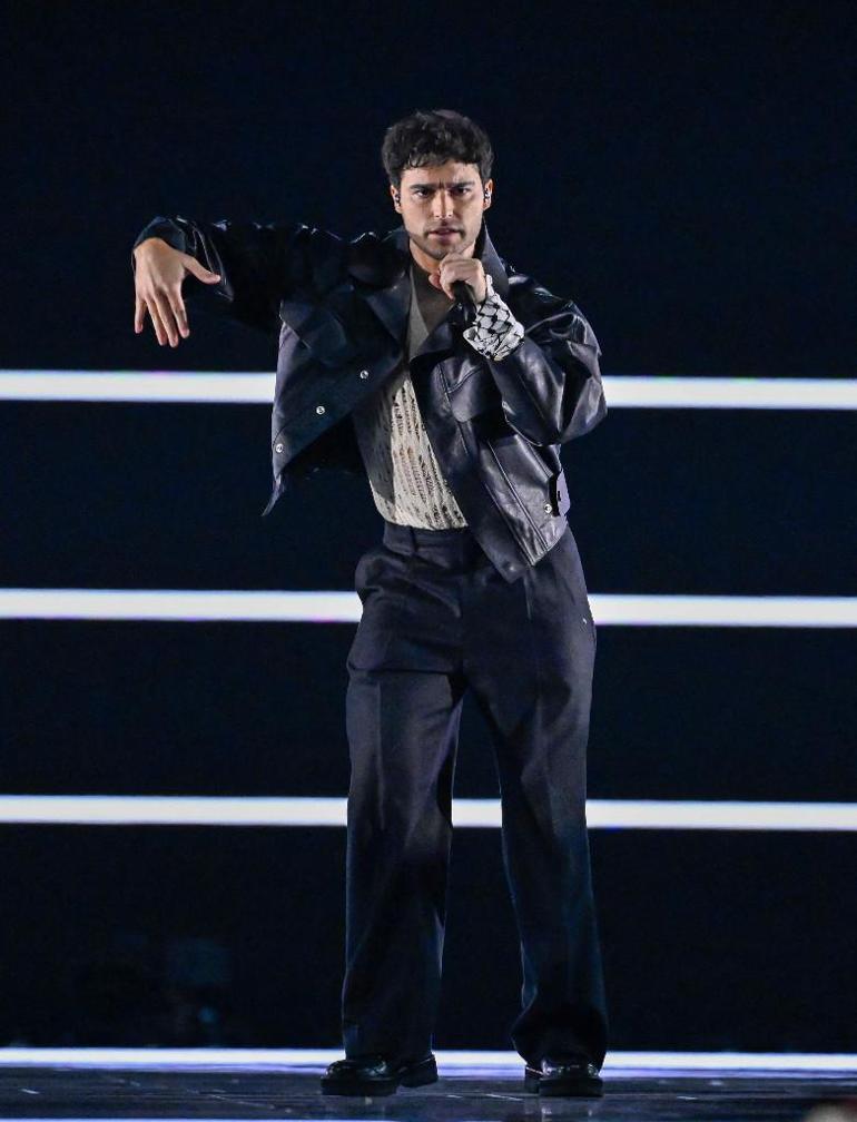 Eurovisionda Filistin mesajı: Yarı final açılışına kefiyeyle çıktı