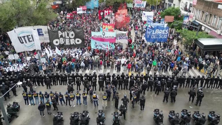 Arjantinde halk bütçe kesintilerine tepki gösterdi