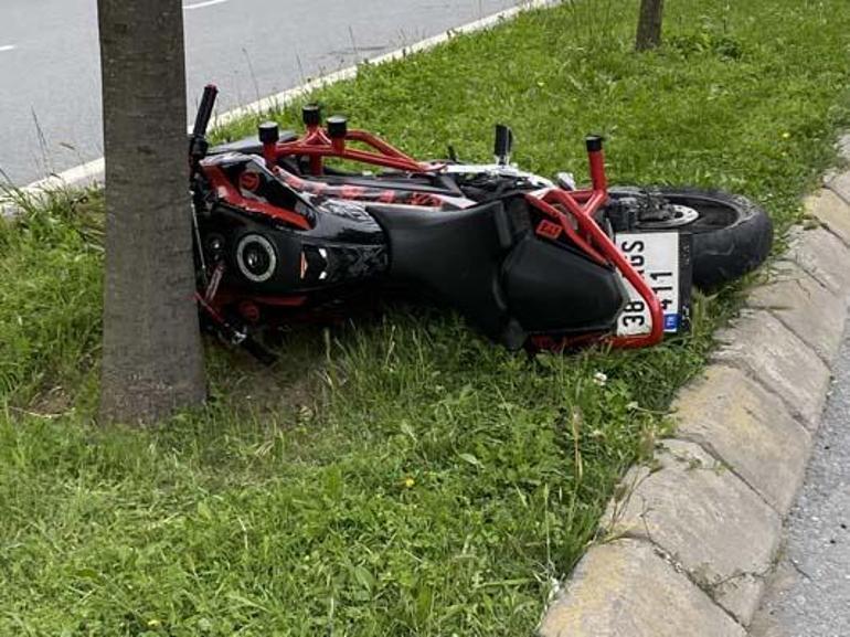 Feci kaza: Ağaca çarpan motosiklet sürücüsü can verdi
