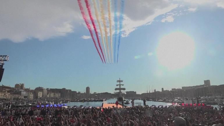 Yunanistandan Fransaya... Olimpiyat Ateşi Marsilyada böyle karşılandı