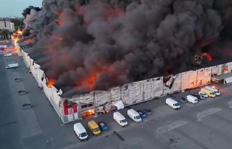 Varşovada AVM yangını: Binden fazla dükkan küle döndü