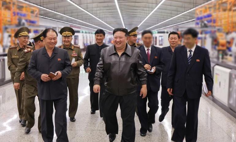 Kim Jong-Un silah fabrikalarını denetledi: Deneme atışında 12den vurdu