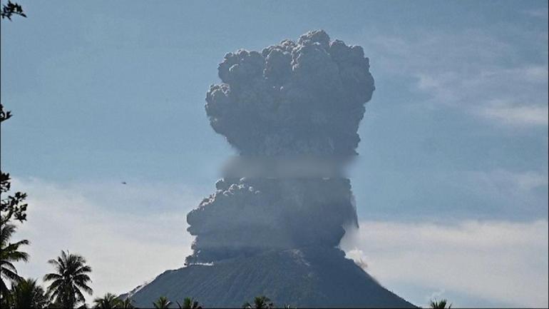 Endonezyada yanardağ ve sel felaketi