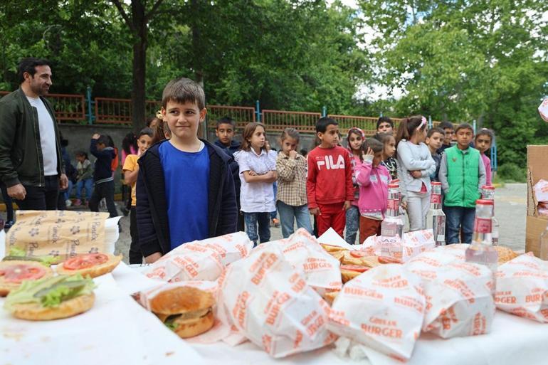 Hayalleri gerçeğe dönüştü... Köy okulu öğrencileri ilk defa hamburger yedi
