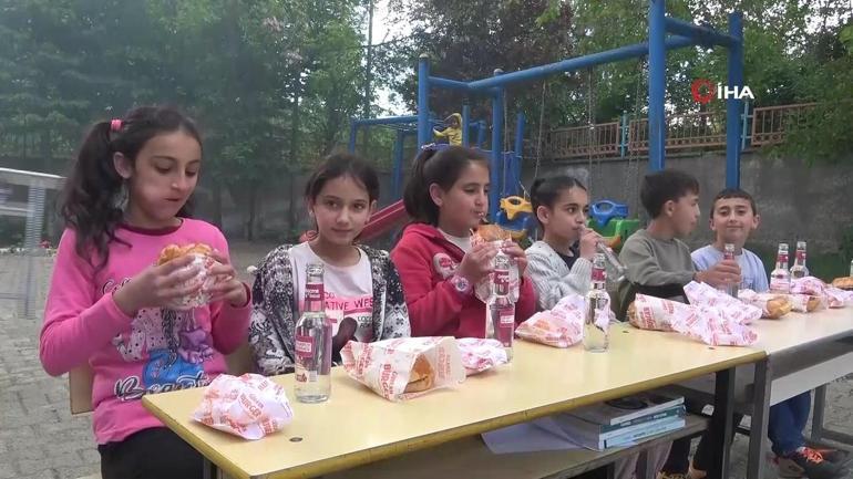 Hayalleri gerçeğe dönüştü... Köy okulu öğrencileri ilk defa hamburger yedi
