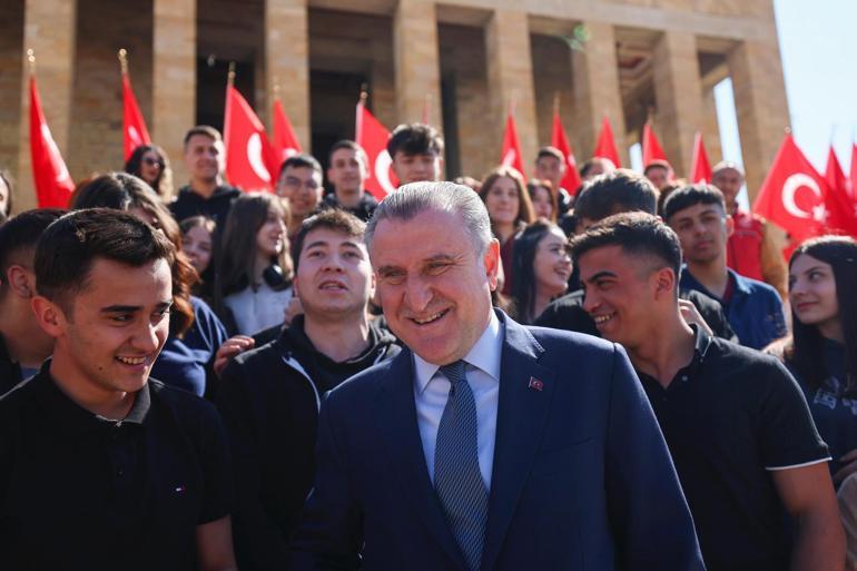 Bakan Bak açıkladı Olimpiyat töreninde bayrağı Mete Gazoz ve Busenaz Sürmeneli taşıyacak...