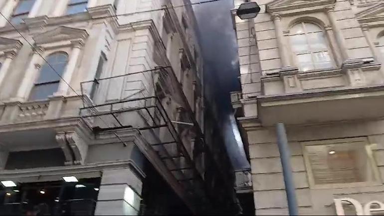 SON DAKİKA HABERİ: İstiklal Caddesinde mağaza yangını