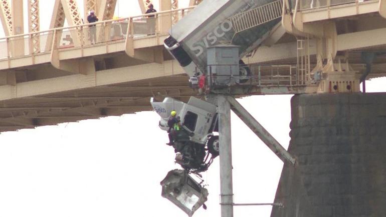 ABDde köprüde asılı kalan kamyonet sürücüsü ölümden böyle dönmüş