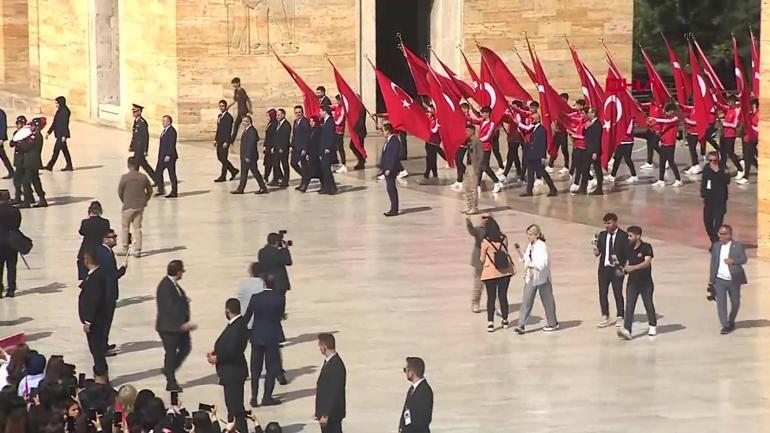 Gençlik ve Spor Bakanı Osman Aşkın Bak gençlerle Anıtkabirde