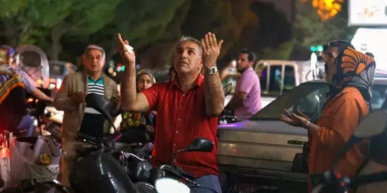Kaza haberi sonrası Tahran meydanına akın: Gözyaşlarıyla dua ettiler
