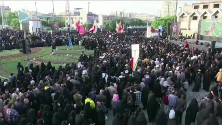 Tahranda on binlerce kişi Cumhurbaşkanı Reisiyi anıyor