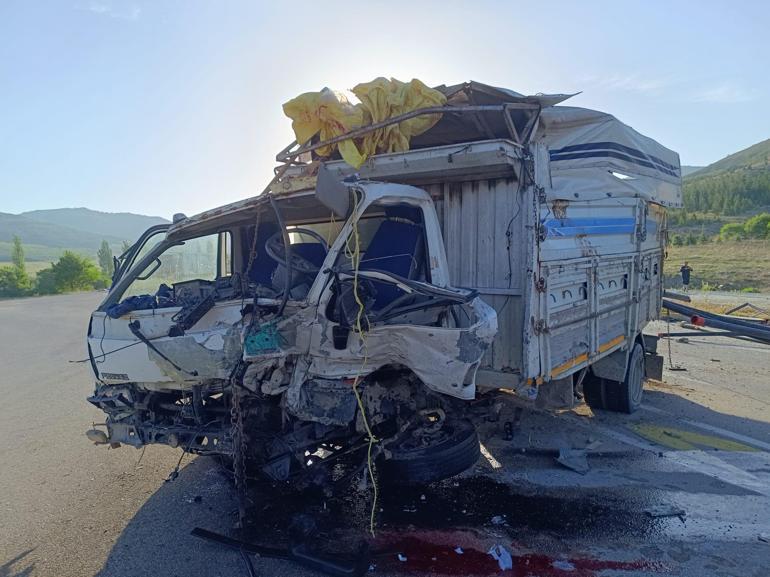 SON DAKİKA HABERİ: Yolcu otobüsü kamyonetle çarpıştı: Çok sayıda yaralı var