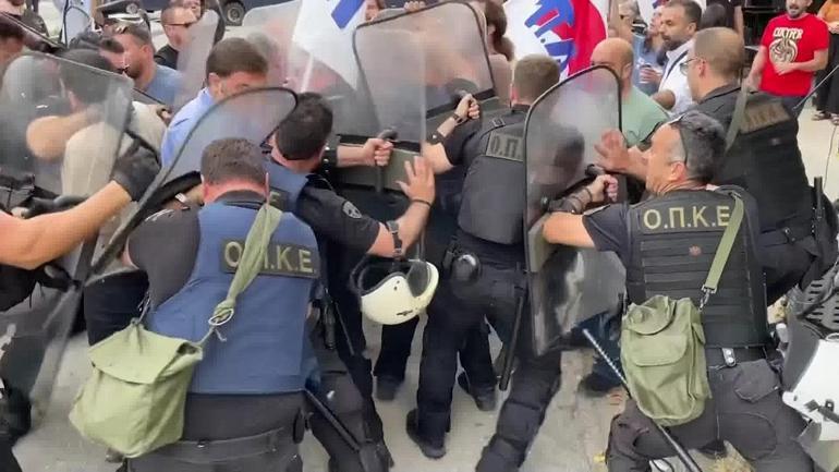 Göçmen mezarlığı botun davası görüldü: Yunan yetkililer yargılansın diyene polis şiddeti