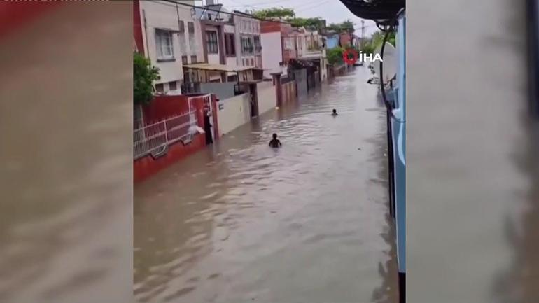 Çocuklar sağanak sonrası göle dönen sokakta yüzdü