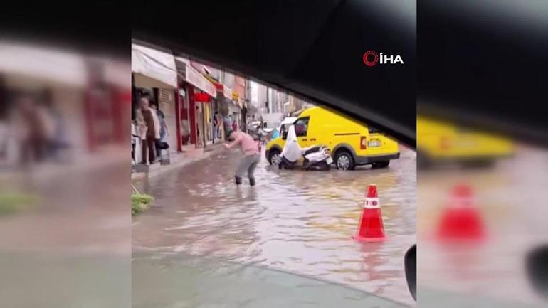 Çocuklar sağanak sonrası göle dönen sokakta yüzdü