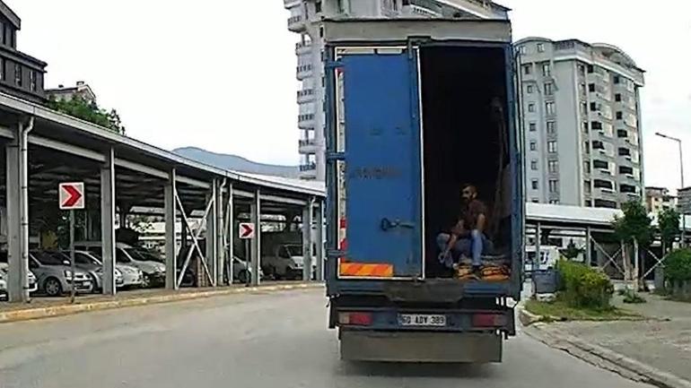 Tehlikeli yolculuk kamerada: Trafikte kapı açık seyahat