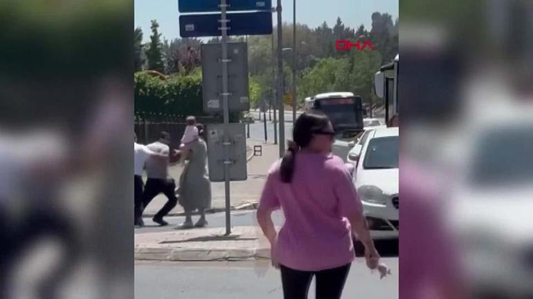 Trafikte yol verme kavgası: Tekmeler, yumruklar havada uçuştu