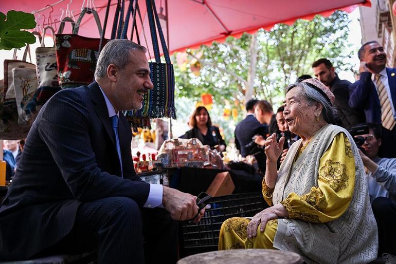 Hakan Fidan ve Uygur Türkü Emine teyzenin sıcak sohbeti gülümsetti