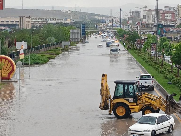 Ankarada caddeler göle döndü Otomobiller suya gömüldü