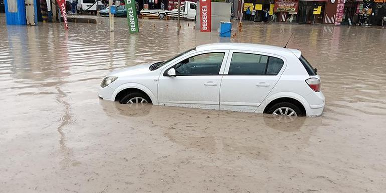 Ankarada caddeler göle döndü Otomobiller suya gömüldü