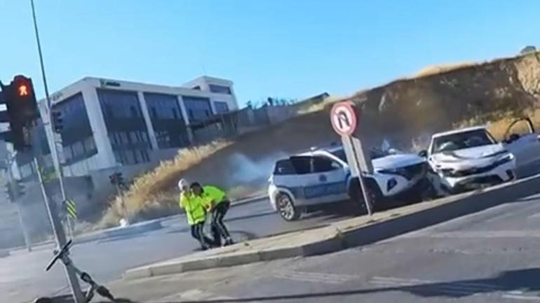 İstanbulda film gibi olay: Korsan taksi ile trafik polisi aracı çarpıştı