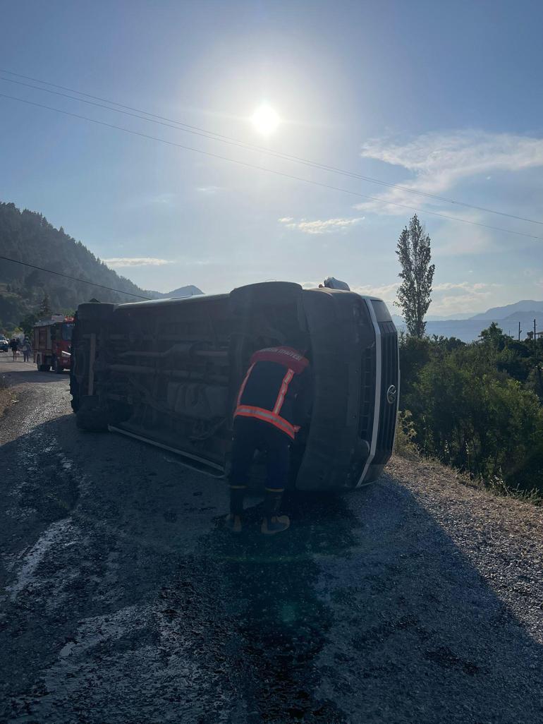 Mersinde minibüs devrildi: 1i ağır, 11 yaralı