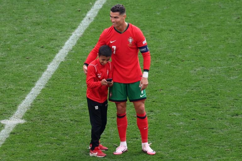 Cristiano Ronaldo ile selfie çeken çocuk Türk çıktı Tuvalete gidiyorum dedi; sahaya atladı...