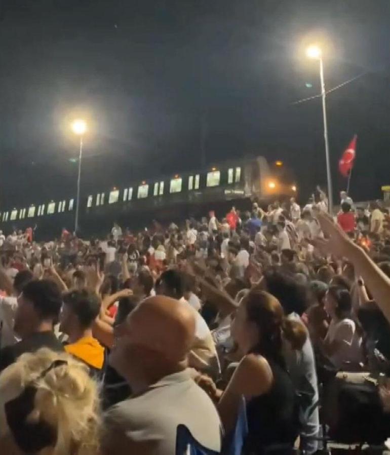 Bakırköyde Marmaray milli maçı izlemek için durdu