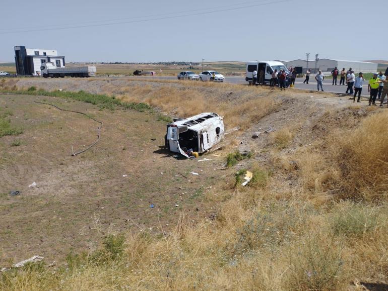 Diyarbakırda yolcu minibüsü ile kamyonet çarpıştı: 6sı çocuk 14 yaralı