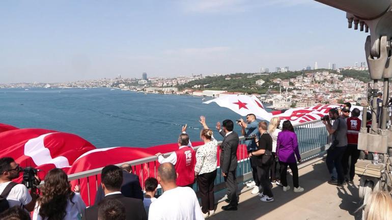 15 Temmuz Şehitler Köprüsüne 3 dev Türk Bayrağı asıldı