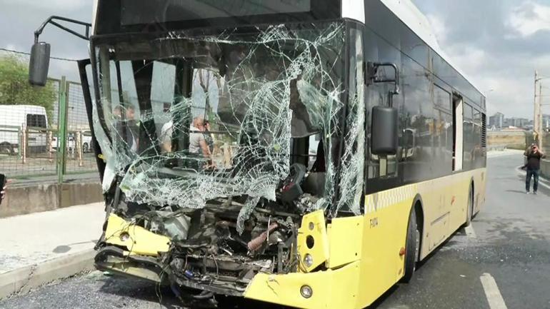 TIRa çarpan İETT otobüsü bu hale geldi Kaza anı kamerada...