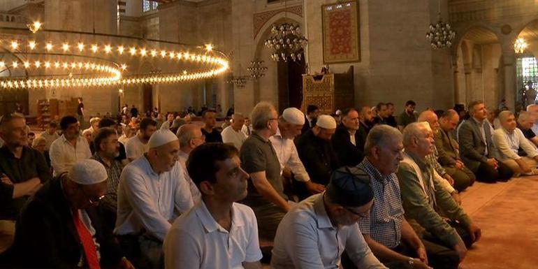 15 Temmuz şehidi Prof. Dr. İlhan Varank kabri başında anıldı: Mustafa Varank duygusal anlar yaşadı