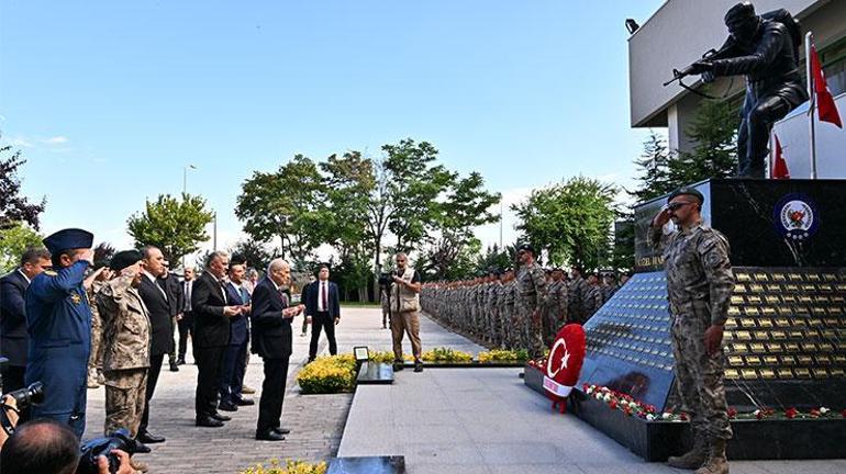 HABER... MHP Lideri Devlet Bahçeli Özel Harekat Başkanlığını ziyaret etti