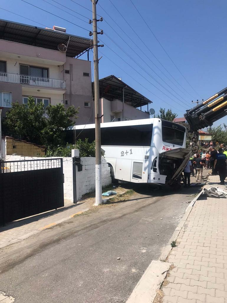 Aydında yolcu otobüsü eve çarptı: 1 ölü 15 yaralı