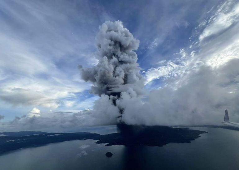 Sakurajima Yanardağı’ndaki volkanik hareketlilik kokpitten görüntülendi