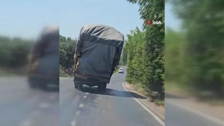 Aşırı yükle seyreden kamyonet trafiği tehlikeye attı