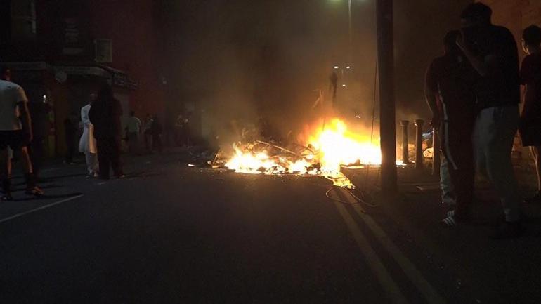 İngiltere yangın yerine döndü Polis aracı devirip otobüs yaktılar...