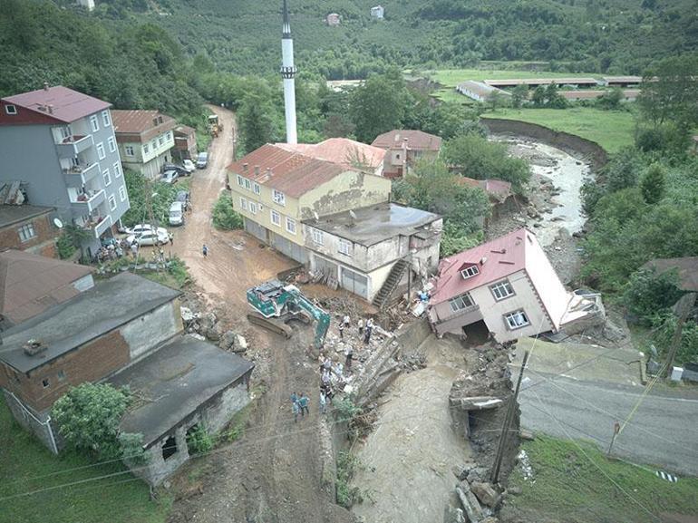 Dere taşmasına bile dayanamadı, dere yatağına yapılan ev sağanakta çöktü