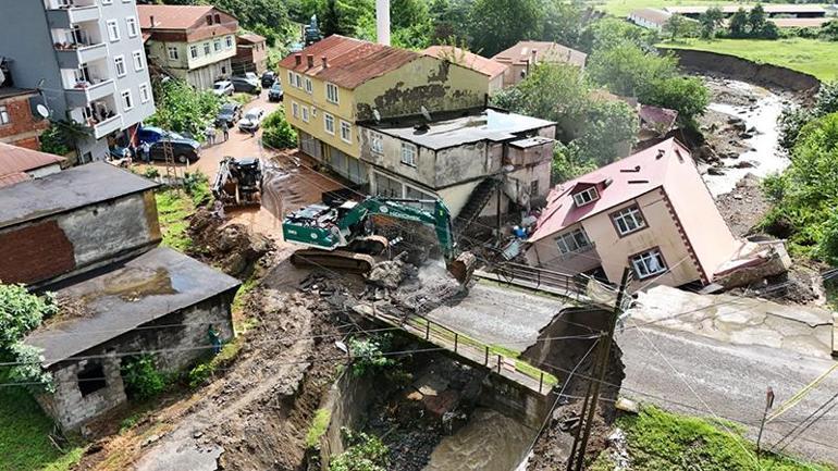 Dere taşmasına bile dayanamadı, dere yatağına yapılan ev sağanakta çöktü